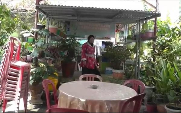 Teh herbal Jamiah 2 Ibu Jamiah di tengah tanaman yang menjadi bahan teh herbalnya. (Foto: Bambang Irawan)