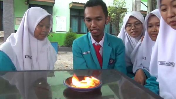 inovasi Para siswa menunjukkan bahan bakar hasil dari limbah styrofoam dan kulit jeruk. (Foto: iNews.id/Ahmad Subekhi).