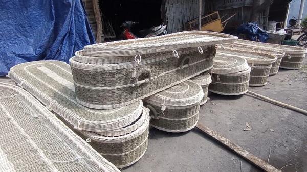 kerajinan peti mati rotan sukoharjo 2 Kerajinan peti mati berbahan rotan di Dusun Gesingan, Kelurahan Luwang, Kecamatan Gatak, Kabupaten Sukoharjo. Foto: iNews TV/Zannuar Setiadji.