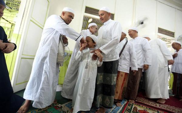 Tradisi rumpak-rumpak2 Tradisi rumpak-rumpak untuk silaturahmi dan saling maaf memaafkan. (Foto: Isra Triansyah)