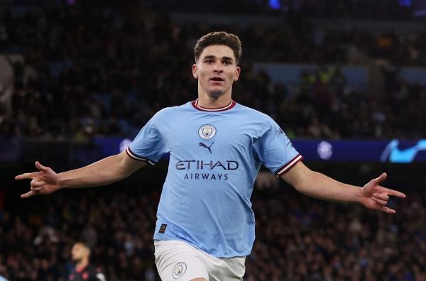 Julian Alvarez Man City Striker Manchester City, Julian Alvarez menunjukan kemampuan terbaiknya saat melawan Sevilla di laga terakhir penyisihan Grup G Liga Champions 2022/2023. (foto: REUTERS).