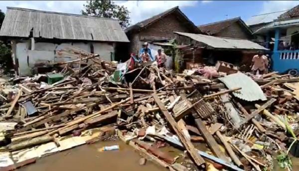 Warga mengais sisa rerutuhan rumah yang hancur diterjang banjir bandang, Jumat (4/11/2022). (Foto: iNews.id/Eris Utomo).