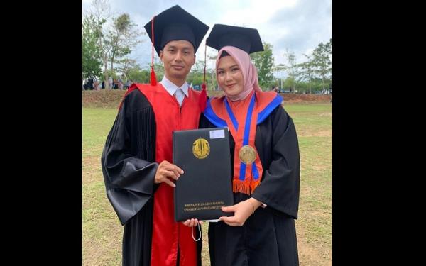 Dosen Wisuda Istri2 Suami yang mewisuda istri sendiri di Universitas Bangka Belitung (UBB). (Foto: Facebook)