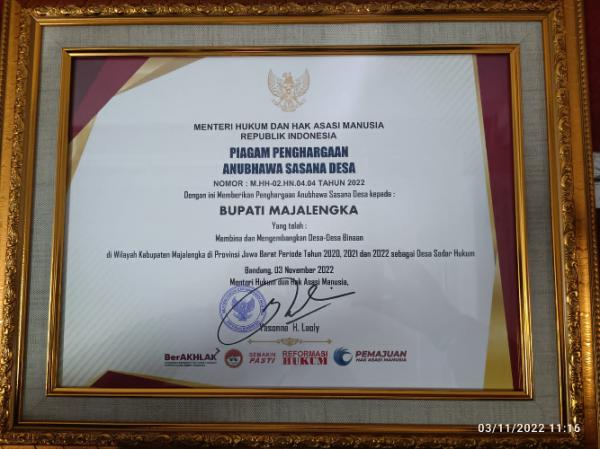 Penghargaan Anubhawa Sasana Desa dari Kementerian Hukum dan Hak Asasi Manusia (Kemenkumham) Republik Indonesia. (Foto: dok Pemkab Majalengka)