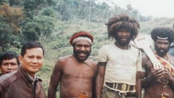 Prabowo dan serka bayani Danjen Kopassus Brigjen TNI Prabowo Subianto di Papua saat Operasi Mapenduma pada 1996. Salah satu prajuritnya ketika itu, Serka Bayani, anggota Kopassus yang merupakan putra asli Papua. (Foto: Instagram/Prabowo Subianto).