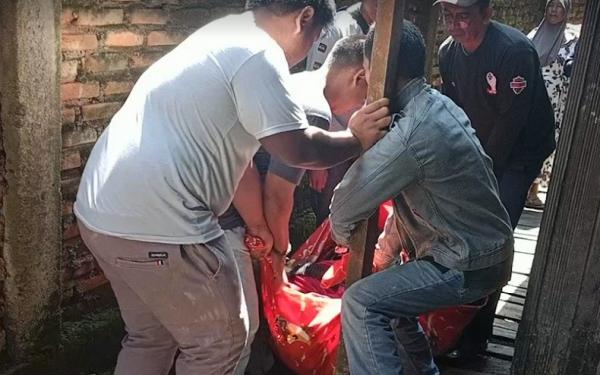 Sifa 190 Kg Tujuh orang mengangkat Sifa dari rumah ke mobil. (Foto: Zulkifli Yunus)