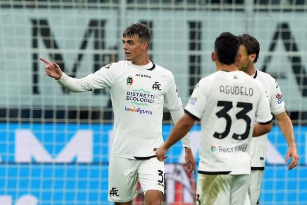 Daniel Maldini Penyerang Spezia, Daniel Maldini merayakan gol ke gawang AC Milan. Ini menjadi pengalaman unik bagi Daniel Maldini mengingat dia berstatus pemain Spezia yang dipinjam dari AC Milan sejak awal musim 2022/2023. (Foto: REUTERS)