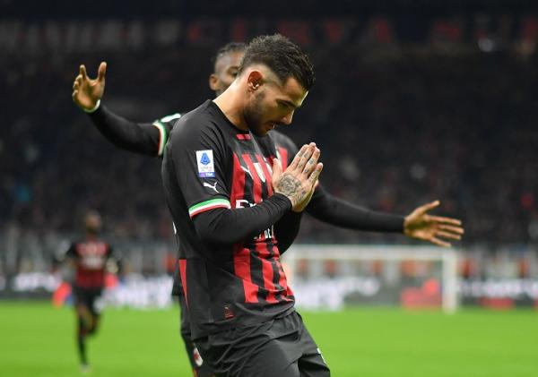 Theo Hernandez Bek AC Milan, Theo Hernandez merayakan gol ke gawang Spezia dalam laga Liga Italia 2022/2023 di Stadion San Siro, Milan, Minggu (6/11/2022). (Foto: REUTERS)