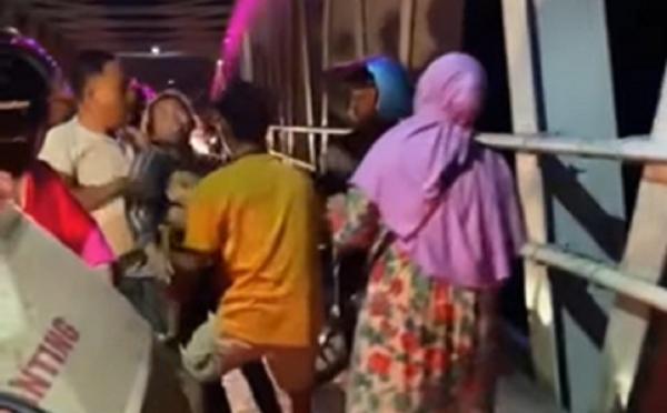 Loncat Dari Jembatan2 Gunawan (kaus putih) saat menggagalkan upaya bunuh diri ibu dan anak di Jembatan Pawang. (Foto: Instagram)