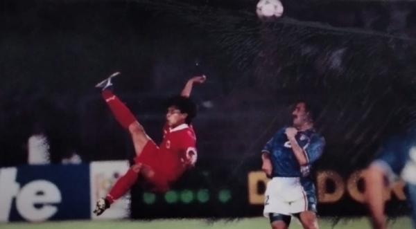 Widodo Cahyono Putro Pesepak bola legendaris Indonesia Widodo Cahyono Putro ulang tahun hari ini, Selasa (8/11/2022). Menarik jika kita mengulas gol salto fantastisnya di Piala Asia (Foto: Ist)