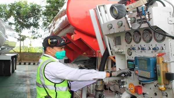 Petugas DPPU Adi Soemarmo saat melakukan quality control sebelum bahan bakar avtur diisikan ke pesawat terbang. Foto: Ist.