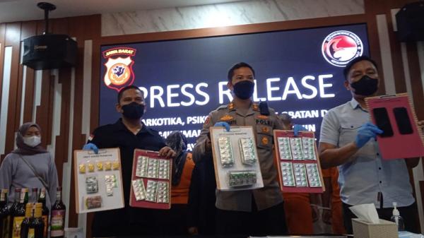 KAPOLRES GARUT OBAT TERLARANG Kapolres Garut AKBP Wirdhanto Hadicaksono menujukan barang bukti obat terlarang yang dijual oleh empat tersangka di Mapolres Garut, Selasa (8/11/2022). (FOTO: FANI FERDIANSYAH)
