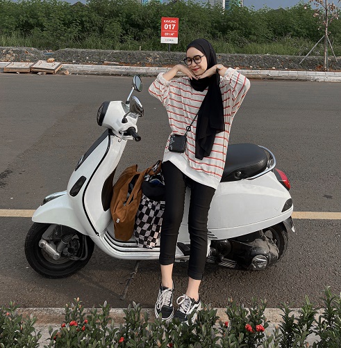 Kartini Shopee Affiliate Vespa Kartini dan sepeda motor baru hasil jerih payahnya. (Foto: Istimewa)