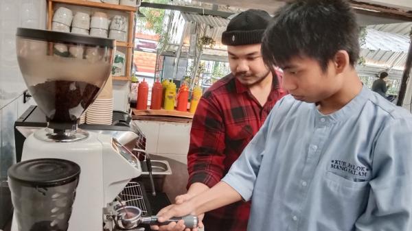 KOPI ESPRESO Arifin membuat kopi espresso di Kafe Kue Balok Kang Salam x Kopi Kang! Jalan Tamansari, Kota Bandung. Arifin adalah disabilitas yang berprofesi sebagai barista. (Foto: Arif Budianto)