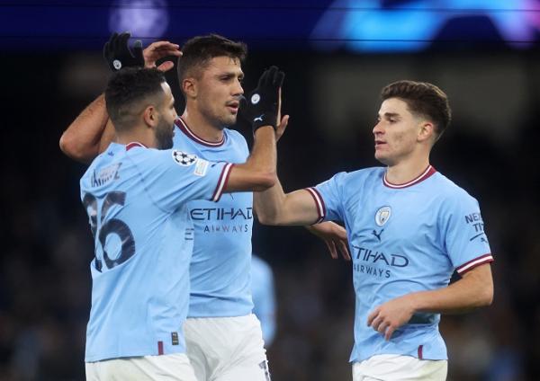 Manchester City Riyad Mahrez Pemain Manchester City, Riyad Mahrez merayakan gol ke gawang Chelsea bersama Rodri dan Julian Alvarez dalam laga Piala LIga Inggris 2022/2023 di Stadion Etihad, Kamis (10/11/2022). (Foto: REUTERS)
