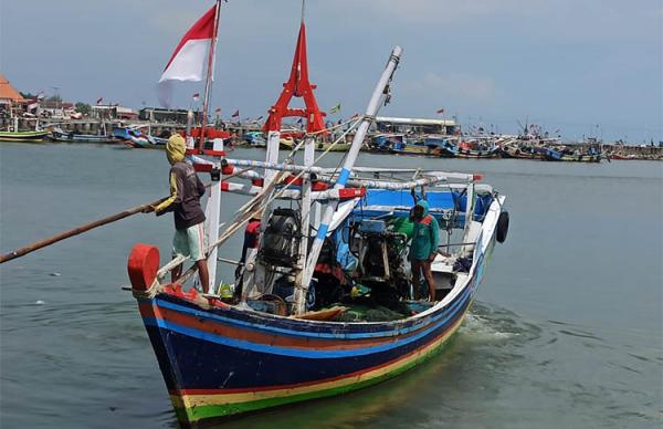 Nelayan Gresik bersemangat melaut mencari ikan dengan hadirnya SPBUN Campurejo. (fotoL iNewsid.Ihya Ulumudin)