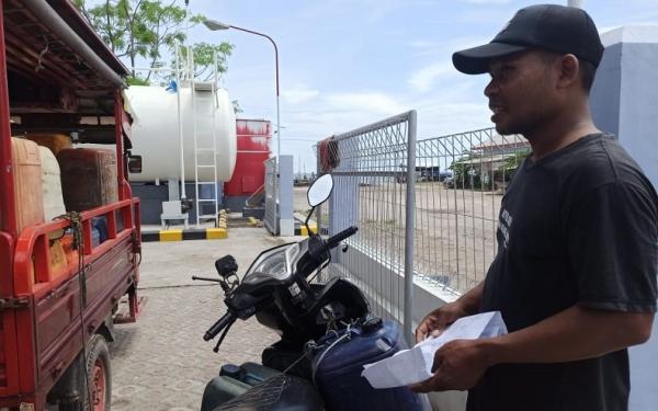 Nur Huda tengah mengisi solar di SPBN Campurejo, Panceng. (Foto: iNews.id/ihya ulumuddin).