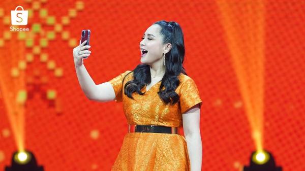 Kemeriahan Shopee 11.11 3 Antusiasme Nagita Slavina bernyanyi di #ShopeeKaraoke di Shopee Video. (Foto: dok Shopee)