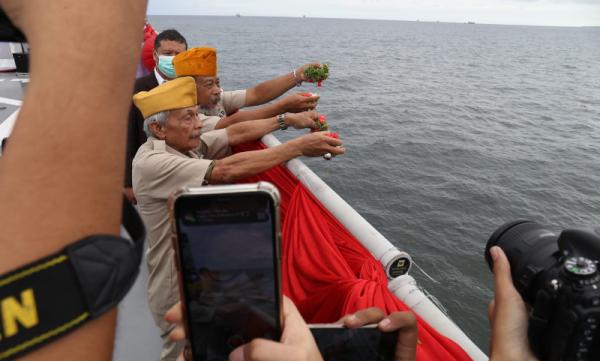 veteran tabur bunga Hari Pahlawan Para veteran yang mengikuti prosesi tabur bunga dalam rangka memperingati Hari Pahlawan 2022. (Foto: Kemensos)
