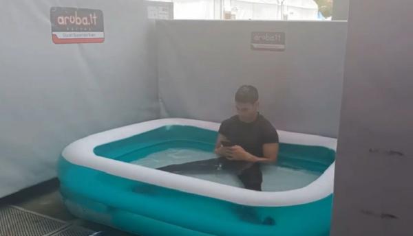 Berendam Paddock Pembalal WSBK berendam di paddock jelang balapan. (Foto: Muzakir)