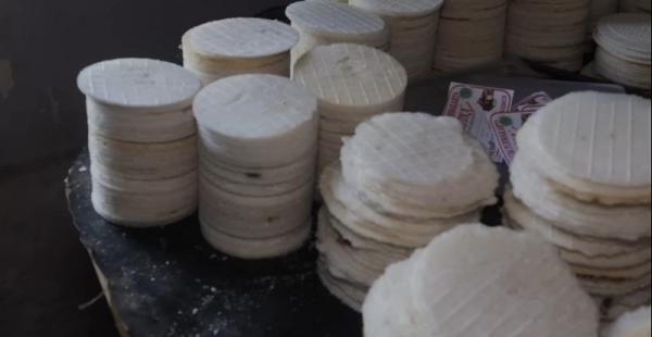 Pasutri Pebisnis Bisa Bangkit Lagi 2 Bisnis Kue Simping yang dimiliki pasangan suami istri Dadang Sutisna dan Nani Nur Aeni. (Foto: Tangkapan Layar YouTube kawan dapur)