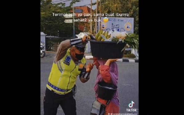 Polantas Baik Hati 2 Aksi polantas menolong ibu-ibu pedagang buah menyeberang jalan. (Foto: Instagram)