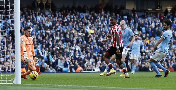 Toney vs Man City Manchester City keok 1-2 melawan Brentford di lanjutan Liga Inggris 2022/2023. Ivan Toney jadi bintang kemenangan Brentford atas Citizen. (foto: REUTERS).