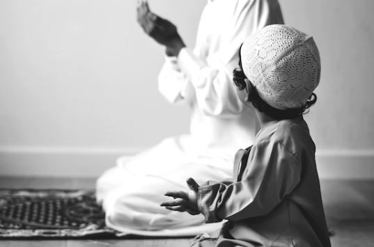 Mendidik anak hingga menjadi pribadi yang saleh dan salehah merupakan investasi amalan yang pahalanya terus mengalir bagi orang tua. (Foto: Freepik)