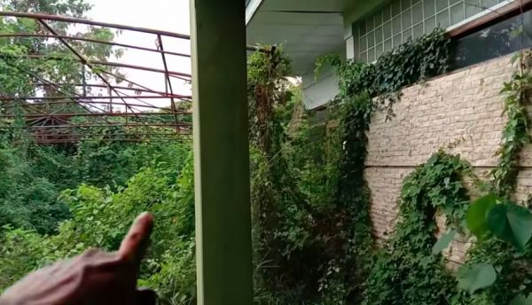 Screen Shot 2022 11 13 At 15 03 46 Rumah Artis Terbangkalai Ditumbuhi Pohon Liar Angker