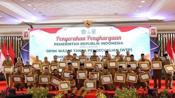 Penyerahan penghargaan Opini WTP di Hotel Bumi Surabaya, Senin (14/11/2022). (Foto: Pemkab Bojonegoro)