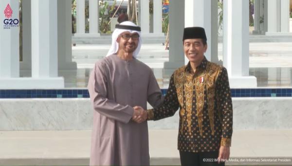 peresmian masjid sheikh yazed Presiden Jokowi dan Presiden Persatuan Emirat Arab (PEA), Mohammed bin Zayed Al Nahyan (MBZ) bersalaman saat meresmikan Masjid Raya Sheikh Zayed di Solo, Senin (14/11/2022). (tangkapan layar YouTube)