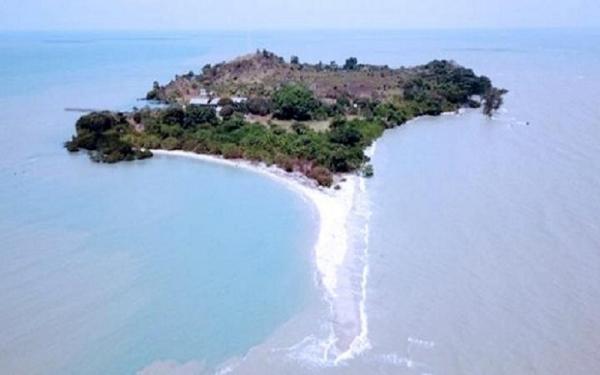 Pantai Pasir Putih di Pulau Maspari yang masih sangat alami. (Foto: Dede F)