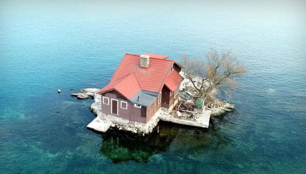 rumah tengah sungai Tempat unik, rumah di posisi tak biasa di dunia karena di tengah sungai. (Foto: nypost)