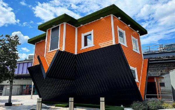 Rumah unik di dunia Rumah unik di dunia salah satunya The Upside-down House di Jerman. (Foto: magicbricks.com)