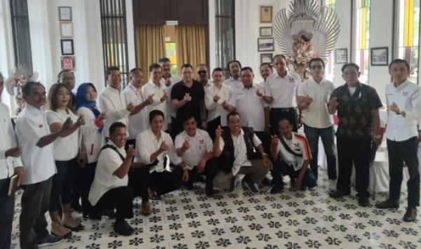 Ketua Umum DPP Partai Perindo Hary Tanoesoedibjo pose bersama para pengurus Perindo Bali. (Foto: MPI)