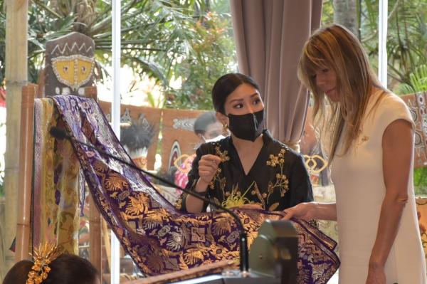 Wamenparekraf Angel Tanoesoedibjo menunjukkan pakaian batik khas Nusantara kepada delegasi Spouse Program G-20 di Bali. (Foto: Tim MPI))