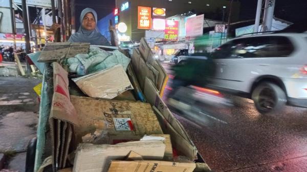 Icem, manusia gerobak di Cinere, Depok Icem, manusia gerobak di Cinere, Depok (foto: MPI/Achmad Al Fiqri)