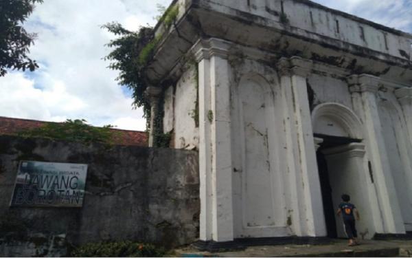 Lawang borotan Benteng Kuto Besak Lawang borotan atau pintu belakang Benteng Kuto Besak. SMB II terakhir keluar melalui Lawang Borotan untuk dibawa ke Sekanak sebelum diungsikan ke Ternate oleh Belanda. (Foto: Berli)