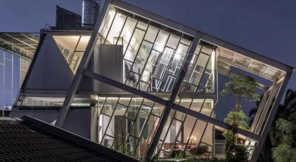 Rumah miring Rumah miring (Foto: Ist/Net)