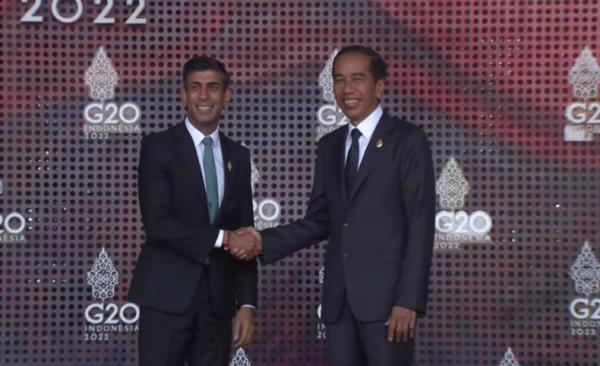 Sunak Jokowi Perdana Menteri Inggris Rishi Sunak menjabat tangan Presiden Joko Widodo. (Foto: YouTube Kemkominfo TV)