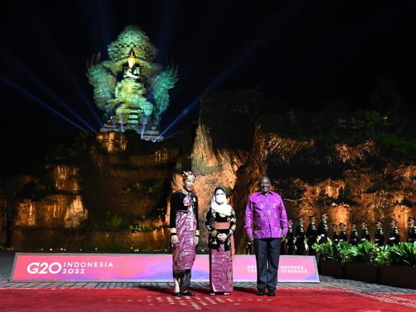 Batik G20 Afsel Ramaphosa Presiden Afrika Selatan, Cyril Ramaphosa (kanan), mengenakan baju batik berwarna ungu saat menghadiri gala dinner bersama Presiden Joko Widodo dan Ibu Negara Iriana di Bali, Selasa (15/11/2022) malam. (Foto: MPI)