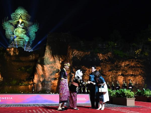 Perdana Menteri Jepang, Fumio Kishida (kedua dari kanan), mengenakan baju batik berwarna biru saat menghadiri gala dinner bersama Presiden Joko Widodo dan Ibu Negara Iriana di Bali, Selasa (15/11/2022) malam. Kishida juga didampingi sang istri,Yuko Kishida (kanan). (Foto: MPI)