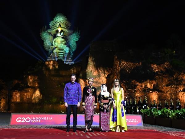 Batik G20 PM Spanyol Sanchez Perdana Menteri Spanyol, Pedro Sanchez (kiri), mengenakan baju batik berwarna biru saat menghadiri gala dinner bersama Presiden Joko Widodo dan Ibu Negara Iriana di Bali, Selasa (15/11/2022) malam. Sanchez juga didampingi sang istri, Maria (kanan). (Foto: MPI)