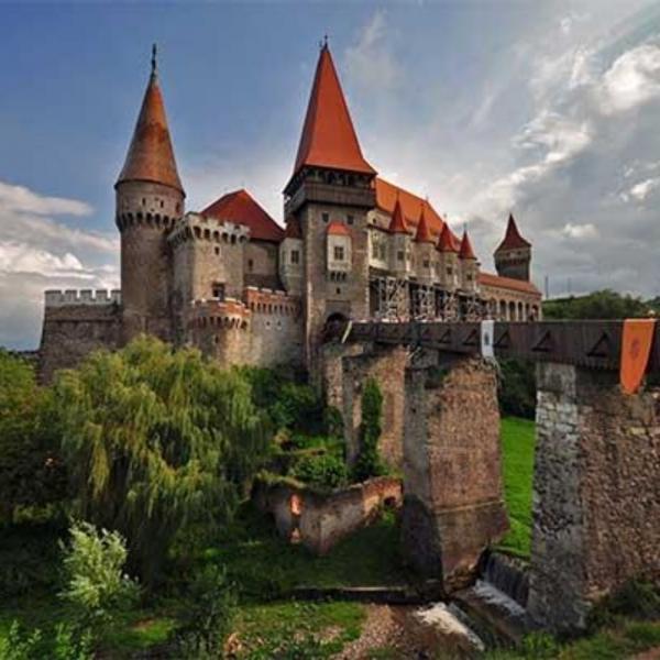 Tempat Paling Angker di Dunia, Castelul Corvinilor (Foto: Instagram/Castelul Corvinilor) Tempat Paling Angker di Dunia, Castelul Corvinilor (Foto: Instagram/Castelul Corvinilor)