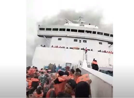 Tangkapan layar ratusan penumpang KM Mutiara Timur 1 panik melihat kepulan asap tebal dan suara ledakan. (Foto: ist/YouTube)