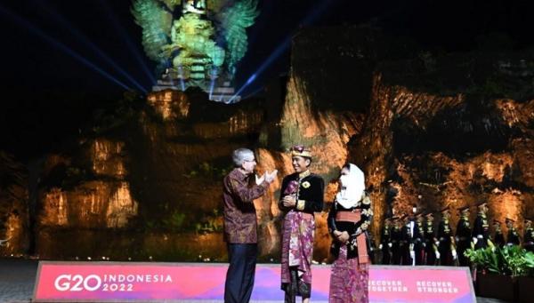 Jamuan Makan Malam KTT G20 Bali Presiden Jokowi dan Ibu Negara Iriana Jokowi dalam Gala Dinner G20 di Garuda Wisnu Kencana (GWK) Bali. (Foto: Biro Pers Sekretariat Presiden)