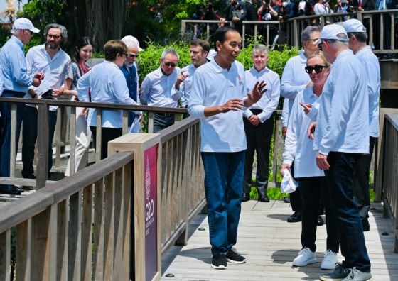 Jokowi Mangrove 5 Presiden Jokowi mengajak pemimpin dunia menanam pohon di Tahura Mangrove (Foto: BPMI Setpres)