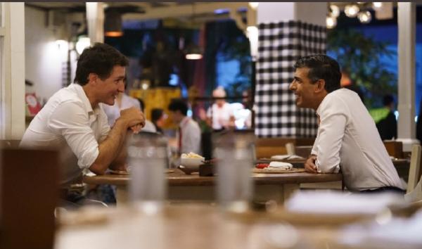 PM Kanada Inggris nongkrong di kafe PM Inggris Rishi Sunak dan PM Kanada Justin Trudeau nongkrong bareng di kafe Bali. (Foto: Twitter @JustinTrudeau)