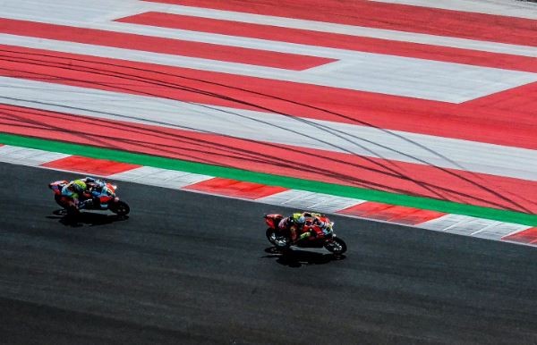 Dua pembalap adu cepat dalam gelaran WSBK 2022 di Sirkuit Pertamina Mandalika, NTB. (Foto: ist)