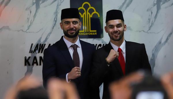 Sandy Walsh Jordi Amat 3 Pesepak bola Sandy Walsh mencium bendera merah putih usai melaksanakan sumpah menjadi WNI di Kanwil Kemenkumham, Jakarta, Kamis (17/11/2022). (Foto: MPI/Ilham Sigit)